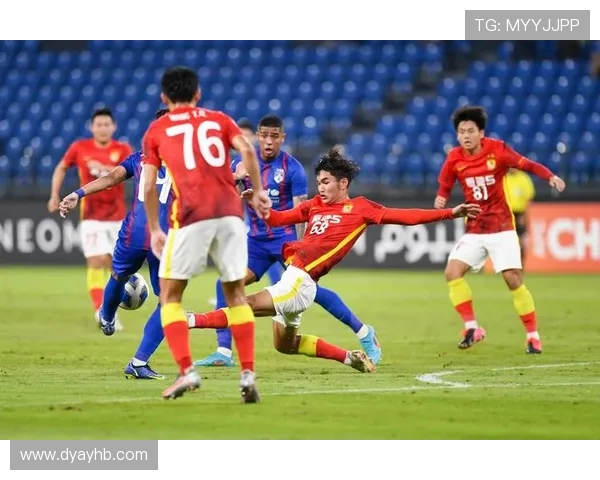 成都足球队技术争议引发热议球迷与专家各执己见探讨战术问题