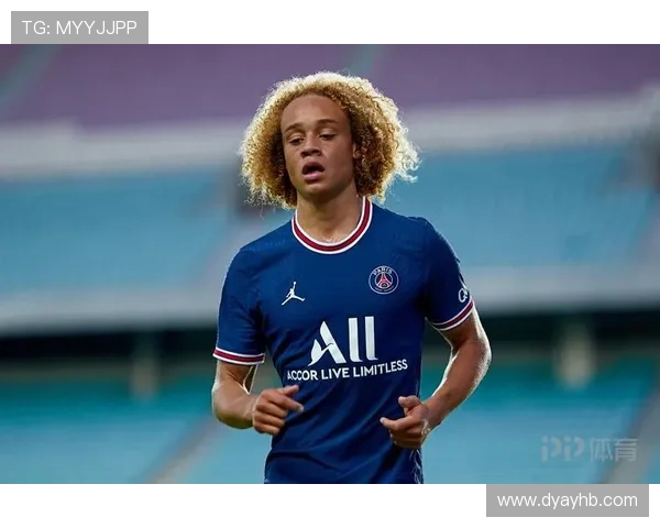 哈维西蒙斯：从青年才俊到足坛新星的成长之路与未来展望