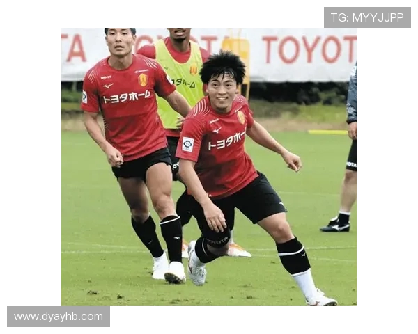 大板樱花与广岛三剑的精彩对决展现日本足球的激情与实力